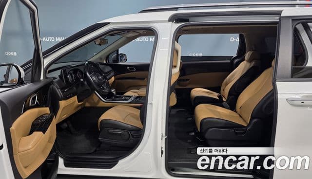 Kia Carnival 2021 — ფოტო 13/20