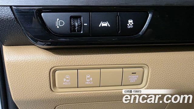 Kia Carnival 2021 — ფოტო 18/20
