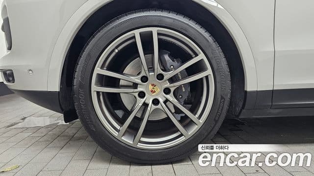 Porsche Cayenne 2023 — ფოტო 5/20