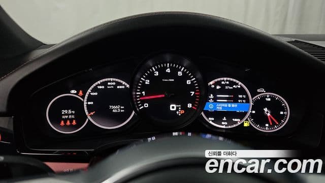 Porsche Cayenne 2023 — ფოტო 8/20