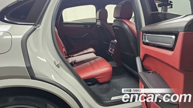 Porsche Cayenne 2023 — ფოტო 11/20