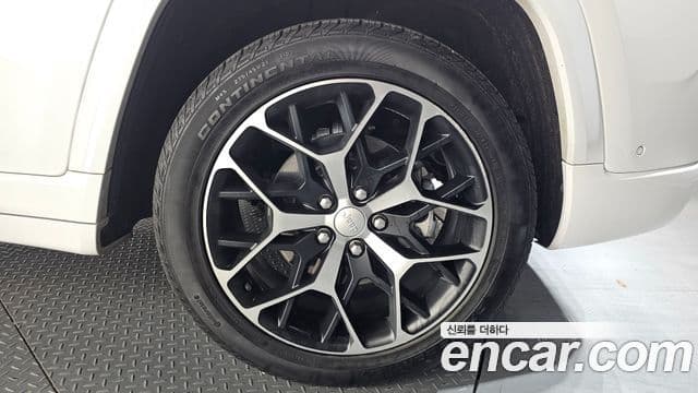 Jeep Grand Cherokee 2023 — ფოტო 5/35