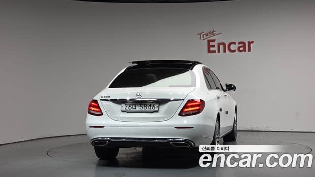 Mercedes-Benz E-Class 2019 — ფოტო 4/20