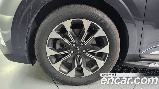 Kia Carnival 2023 — ფოტო 5/20