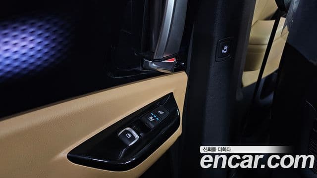 Kia Carnival 2023 — ფოტო 17/20