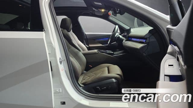 BMW 5 Series 2024 — Photo 8/30