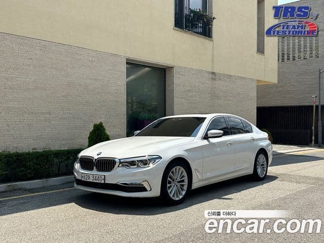 BMW 5 Series 2018 — ფოტო 1/10