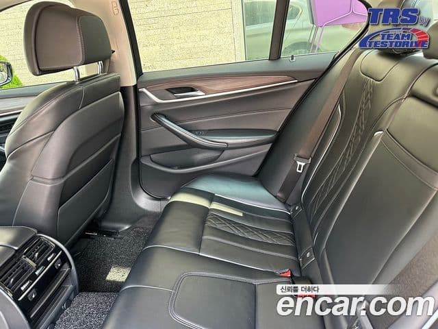 BMW 5 Series 2018 — ფოტო 9/10