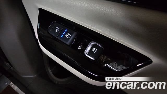 Kia Carnival 2021 — ფოტო 19/20