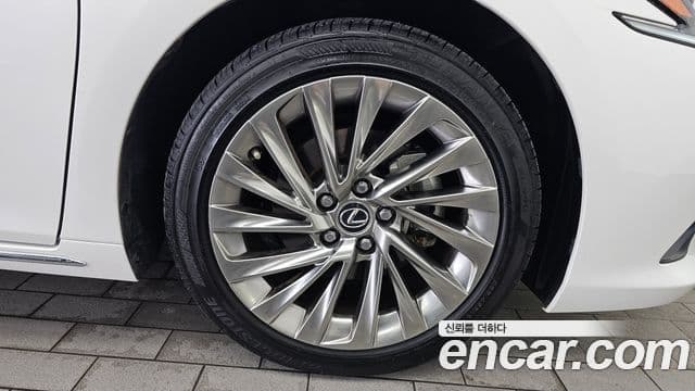 Lexus ES300h 2025 — Photo 36/38