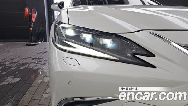 Lexus ES300h 2025 — Photo 18/38