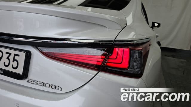 Lexus ES300h 2025 — Photo 28/38