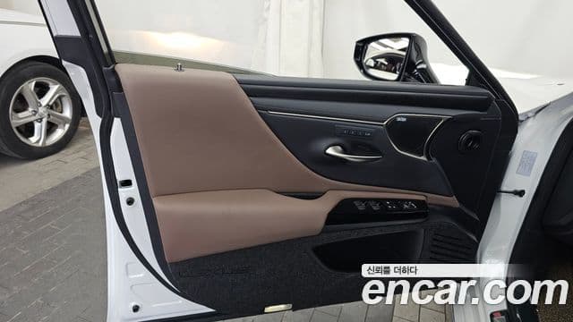Lexus ES300h 2025 — Photo 35/38
