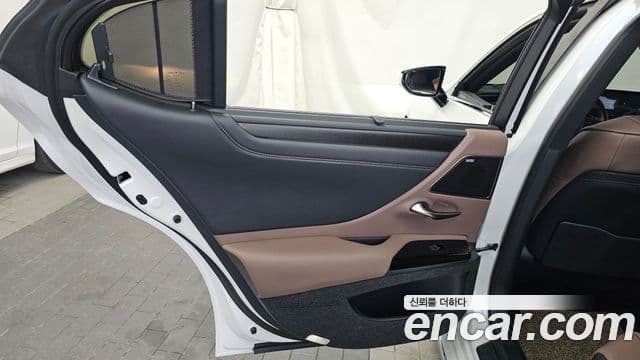 Lexus ES300h 2025 — Photo 6/38