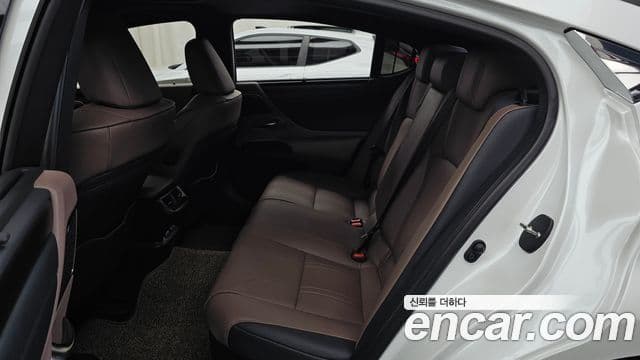 Lexus ES300h 2025 — Photo 16/38
