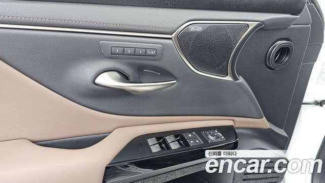 Lexus ES300h 2025 — Photo 20/38