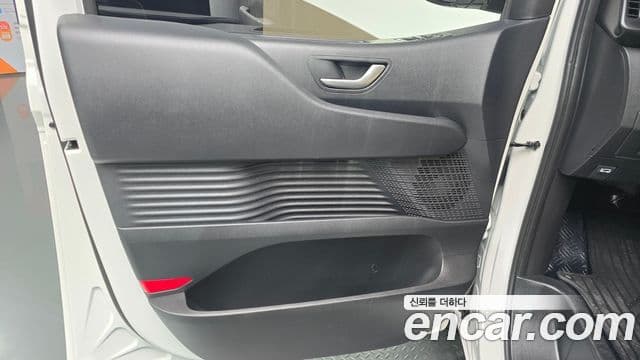 Hyundai Staria 2025 — Photo 29/30