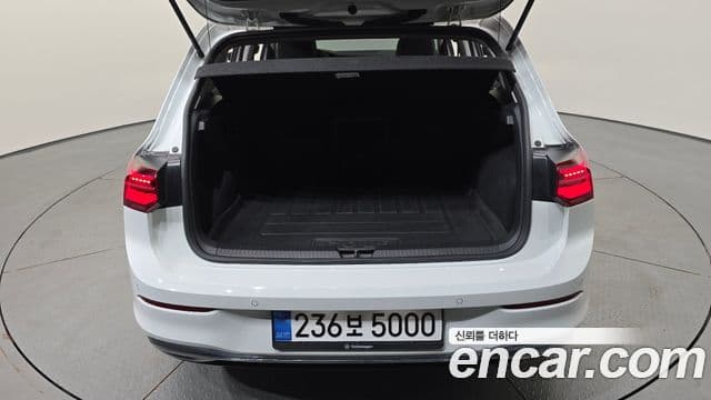 Volkswagen Golf 2023 — ფოტო 18/20