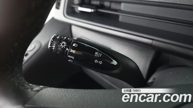 Hyundai Staria 2025 — Photo 17/32