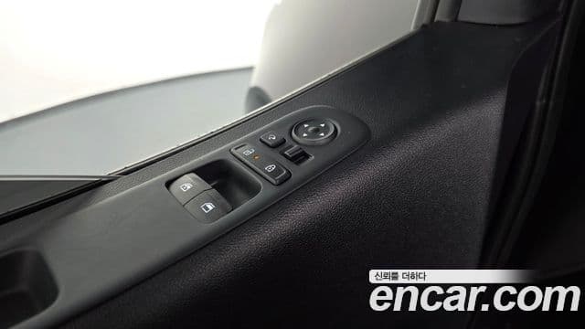 Hyundai Staria 2025 — Photo 6/32