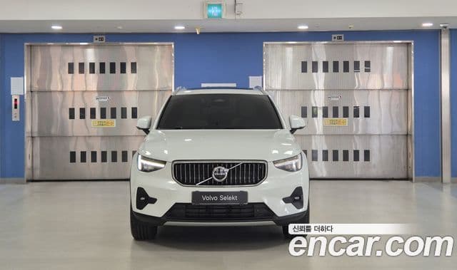 Volvo XC40 2025 — ფოტო 2/20