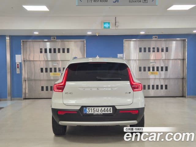 Volvo XC40 2025 — ფოტო 3/20