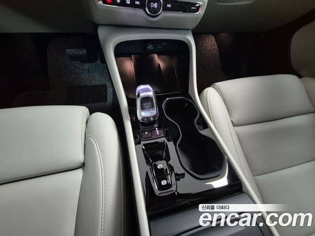 Volvo XC40 2025 — ფოტო 7/20