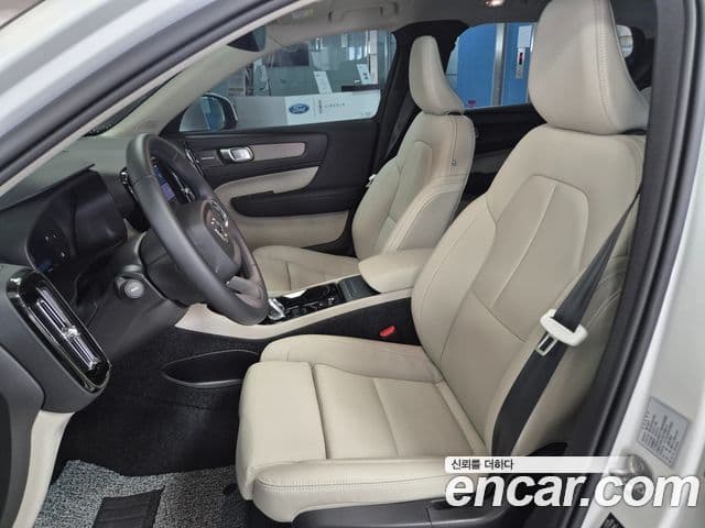 Volvo XC40 2025 — ფოტო 8/20