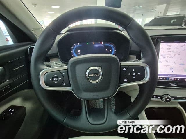 Volvo XC40 2025 — ფოტო 13/20