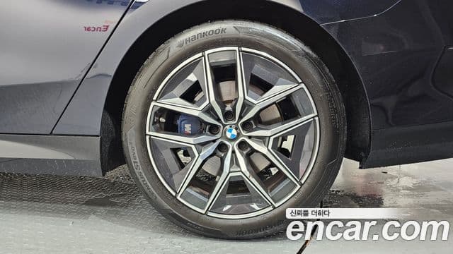 BMW 5 Series 2025 — Photo 8/34