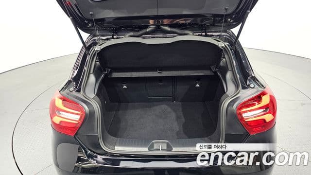 Mercedes-Benz A-Class 2018 — Şəkil 14/20