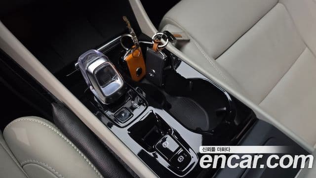 Volvo XC40 2025 — Şəkil 9/20