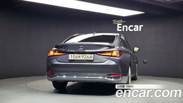 Lexus ES300h 2023 — ფოტო 4/20