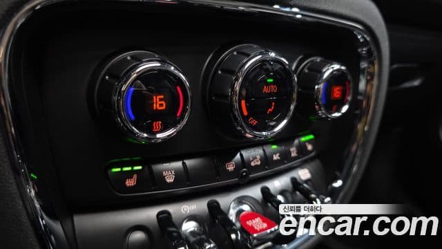 Mini Cooper Clubman 2023 — Фото 17/20