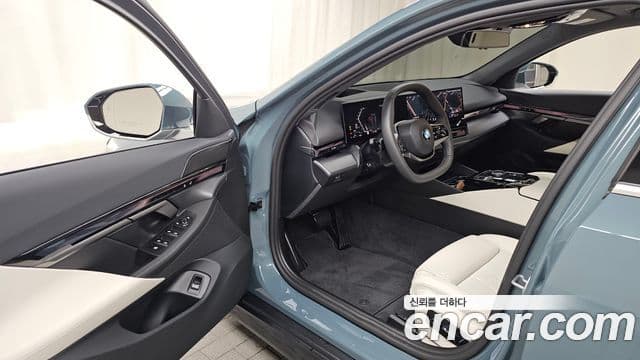 BMW 5 Series 2025 — фото 10 из 20