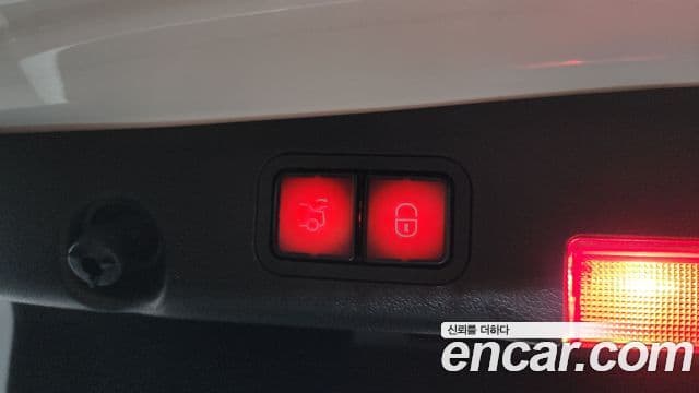 Mercedes-Benz E-Class 2018 — ფოტო 17/20