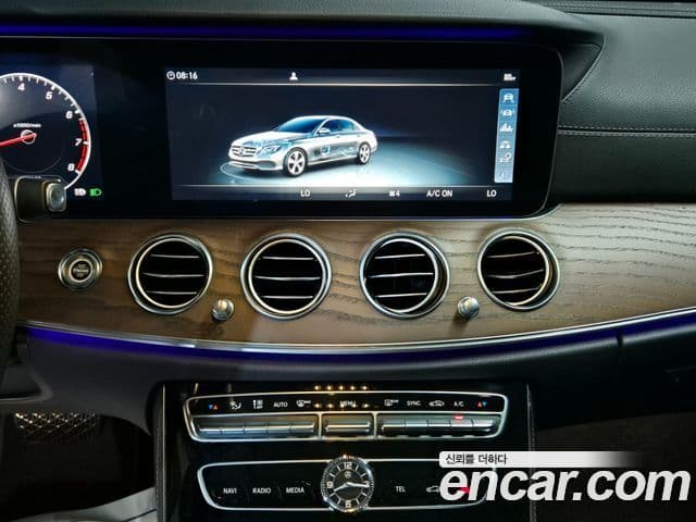 Mercedes-Benz E-Class 2018 — ფოტო 7/19