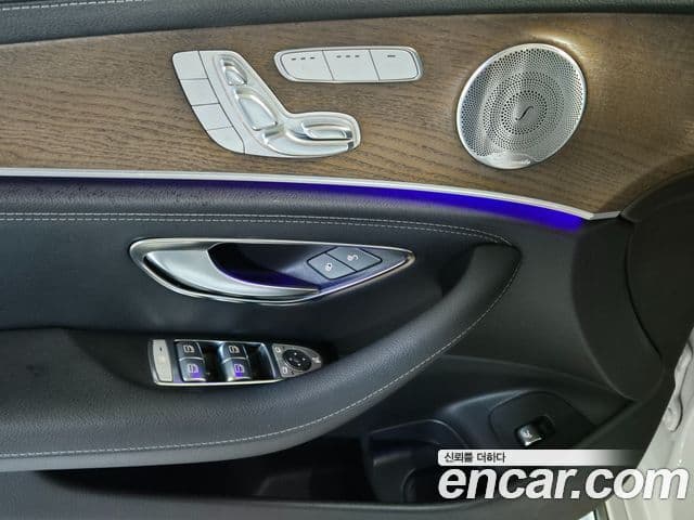 Mercedes-Benz E-Class 2018 — ფოტო 13/19