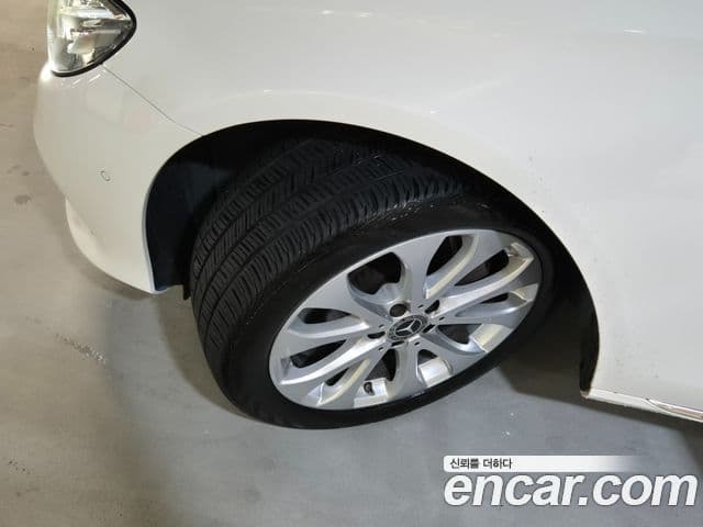 Mercedes-Benz E-Class 2018 — ფოტო 18/19