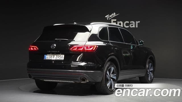 Volkswagen Touareg 2023 — ფოტო 2/20