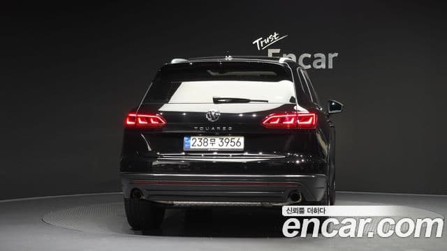 Volkswagen Touareg 2023 — ფოტო 4/20