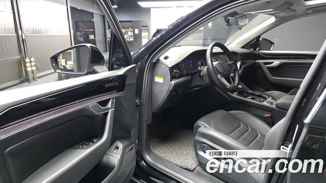 Volkswagen Touareg 2023 — ფოტო 10/20