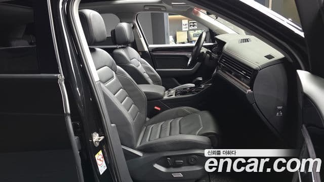 Volkswagen Touareg 2023 — ფოტო 11/20