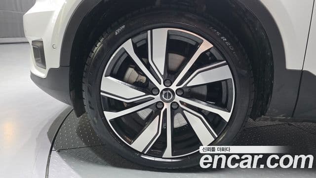 Volvo XC40 Recharge 2022 — ფოტო 25/32
