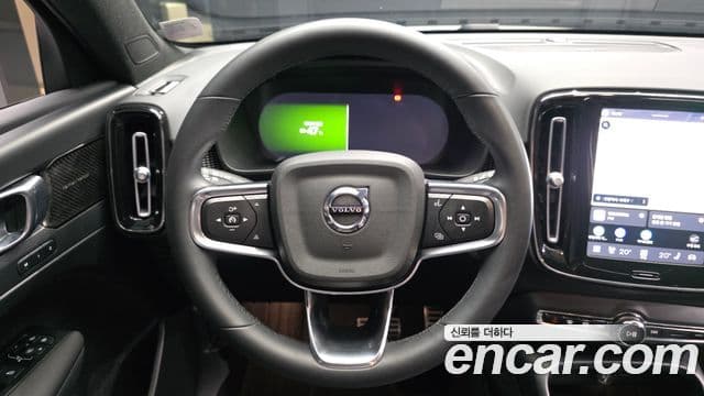 Volvo XC40 Recharge 2022 — ფოტო 29/32