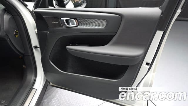 Volvo XC40 Recharge 2022 — ფოტო 22/32