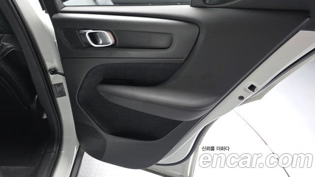 Volvo XC40 Recharge 2022 — ფოტო 31/32