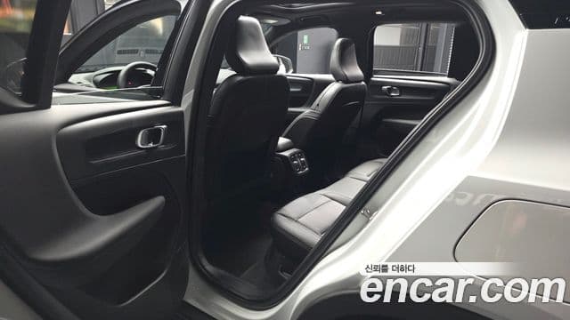 Volvo XC40 Recharge 2022 — ფოტო 27/32
