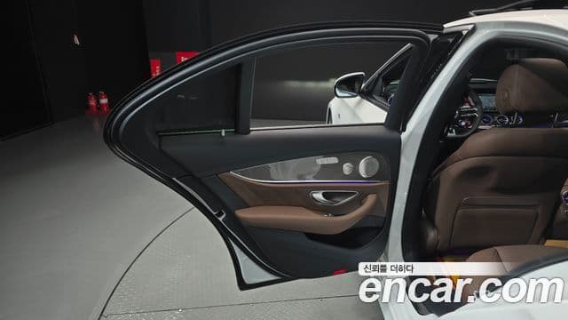 Mercedes-Benz E-Class 2021 — Şəkil 29/35