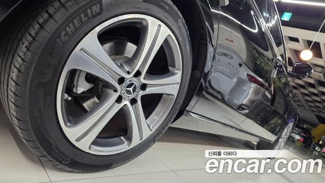 Mercedes-Benz E-Class 2020 — ფოტო 19/20